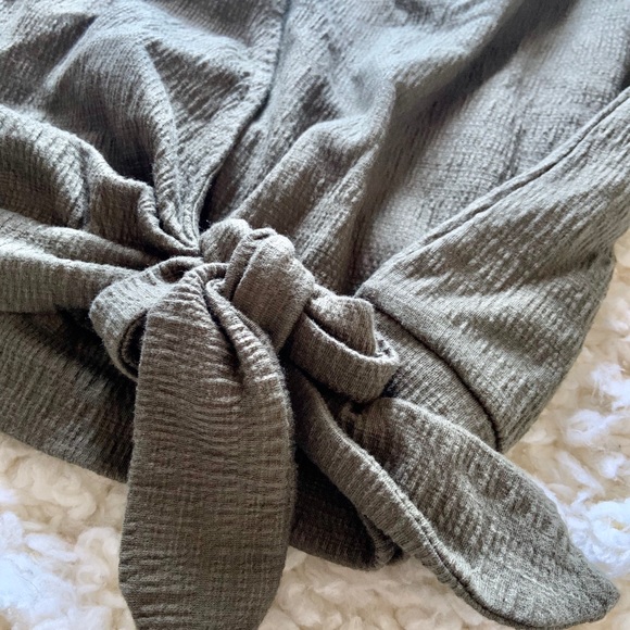 🌸 Olive wrap front knot blouse - Picture 4 of 6